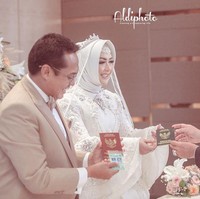 Eddies Adelia yang berdarah Palembang dari ayahnya dan Yogyakarta dari ibunya, menggunggah momen bahagianya melalui akun Instagramnya @eddiesadellia pada Senin (30/3/2020).My wedding  Assalammualaikum Wr. Wb. Alhamdulillah. Kami bersyukur pada Allah SWT. Atas ijin-Nya, kami telah melangsungkan ibadah Akad Nikah pada hari Rabu, 25 Maret 2020 di Hotel InterContinental Pondok Indah Jakarta pukul 10.00 WIB yang hanya di hadiri oleh Keluarga Inti semata, mengingat kondisi saat ini yang tidak memungkinkan untuk mengundang banyak Tamu. Kami mohon do’a Bapak/Ibu/Saudara2 sekalian, semoga keluarga yang akan kami bangun, insya Allah menjadi keluarga Sakinah, Mawadah, Warahmah. Terimakasaih Banyak, kepada semua pihak yang membantu kelancaran acara kami. 🏻 Wassalamualaikum Wr. Wb. Salam Bahagia *Eddies & Ferry*, tulisnya. Foto: instagram @aldiphoto