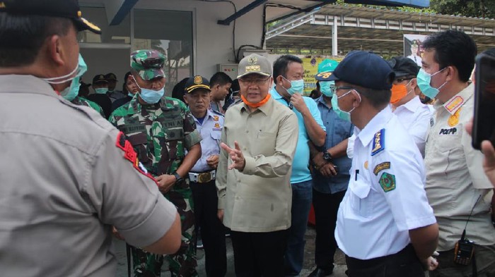 Gubernur Bengkulu Rohidin Mersyah saat meninjau wilayah perbatasan dengan provinsi tetangga (bengkuluprov.go.id)