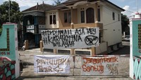 Selain itu, ditingkat Desa pun tak mau ketinggalan. Seperti Desa di Kalasan kawasan Sleman, Yogyakarta ini yang melakukan lockdown mandiri di wilayahnya. ANTARA FOTO/Hendra Nurdiyansyah.