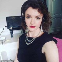 Kalau Instagrammer bernama Caity Daws ini berdandan glamour seperti layaknya wanita yang akan menghadiri sebuah pesta. Walaupun hanya bekerja dari rumah, kamu tetap bisa terlihat cantik maksimal dengan dandanan seperti Caity. Tertarik mencoba? Foto: Instagram @caitydaws