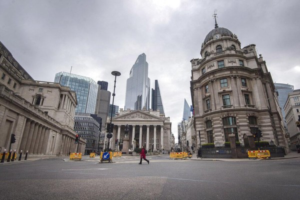 Seorang wanita berjalan melalui persimpangan Bank yang sepi ketika Inggris terus mengunci untuk membantu mengekang penyebaran Coronavirus, di London, Senin 30 Maret 2020. Victoria Jones/PA via AP. Seorang wanita berjalan melalui persimpangan Bank yang sepi ketika Inggris terus mengunci untuk membantu mengekang penyebaran Coronavirus, di London, Senin 30 Maret 2020. Victoria Jones/PA via AP.