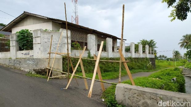 Warga Ciamis Blokade Jalan Kampung dan Larang Perantau Pulang