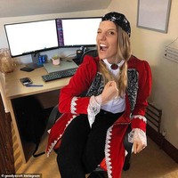 Wanita yang satu ini mengunggah foto dirinya sedang bekerja dari rumah sambil mengenakan kostum bajak laut. Tertarik mencoba ide yang satu ini? Foto: Instagram @goodyscott