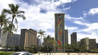 Petugas Polisi datang untuk memberi tahu orang-orang agar meninggalkan Pantai Waikiki di Honolulu, Hawaii. UNWTO tadinya memperkirakan pertumbuhan pariwisata dunia 3-4 persen di awal tahun. Namun karena adanya wabah pandemi Corona, justru terjadi penurunan 1-3 persen. AP Photo/Caleb Jones.