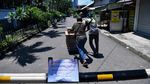 Lelah Menunggu Pemerintah, Jalan Kampung Ini di Lockdown Warga