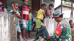 Satgas TMMD 107 Bagikan Pakaian Layak Pakai Pada Warga Kampung Epem