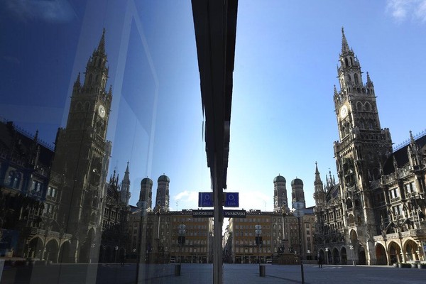 Balai kota dan Marienplatz yang kosong tercermin di jendela toko di pusat kota di Munich, Jerman, Senin, 30 Maret 2020. Untuk memperlambat penyebaran virus Corona, pemerintah federal telah sangat membatasi kehidupan publik. AP Photo/Matthias Schrader. Â Balai kota dan Marienplatz yang kosong tercermin di jendela toko di pusat kota di Munich, Jerman, Senin, 30 Maret 2020. Untuk memperlambat penyebaran virus Corona, pemerintah federal telah sangat membatasi kehidupan publik. AP Photo/Matthias Schrader. Â