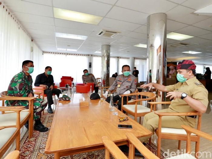 Forkopimda Banyuwangi mengoptimalkan peran garda terdepan di tingkat desa dan kelurahan untuk melakukan pencegahan penyebaran virus corona. Bagi mereka yang baru datang dari negeri/kota terjangkit masuk OTG (Orang Tanpa Gejala).