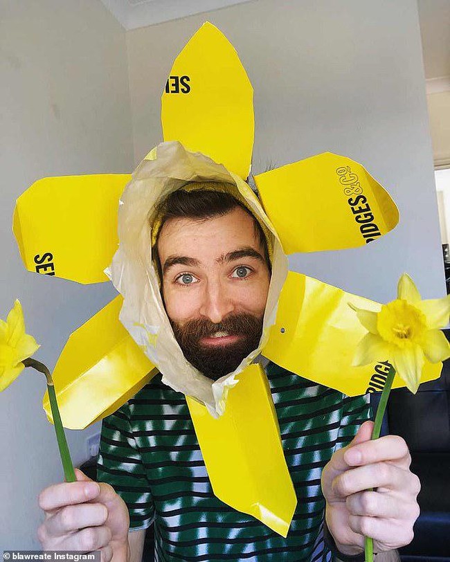 Agar kegiatan bekerja di rumahnya menjadi lebih berwarna, pria yang satu ini memiliki ide yang sangat kreatif dengan memanfaatkan barang bekas untuk dijadikan kostum bunga. Kelopak bunga tersebut dibuat dari tas belanja yang sudah tidak terpakai. Foto: Instagram @blawreate