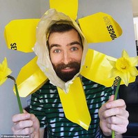 Agar kegiatan bekerja di rumahnya menjadi lebih berwarna, pria yang satu ini memiliki ide yang sangat kreatif dengan memanfaatkan barang bekas untuk dijadikan kostum bunga. Kelopak bunga tersebut dibuat dari tas belanja yang sudah tidak terpakai. Foto: Instagram @blawreate