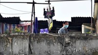 Saat keluar rumah pun ada juga yang memakai masker. (dok Reuters)