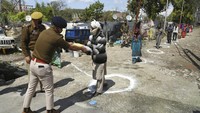 Buruh upah harian migran menerima barang-barang kebutuhan pokok yang didistribusikan selama Lockdown di Jammu, India, Sabtu (28/3/2020). Perdana Menteri India Narendra Modi mengumumkan Lockdown selama 21 hari sejak Rabu secara efektif dan merumahkan jutaan orang India yang bergantung hidup dari pendapatan harian. Kementerian keuangan India mengumumkan paket stimulus ekonomi 1,7 triliun ($ 22 miliar) yang akan mencakup pemberian jatah makanan selama tiga bulan kepada 800 juta orang, sekitar 60% dari negara terpadat kedua di dunia. AP Photo/Channi Anand.
