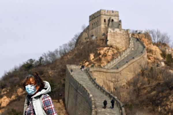 Seorang wanita yang mengenakan masker mengunjungi Tembok Raksasa di Cina. The Great Wll telah dibuka kembali setelah wabah Coronavirus merebak di Cina daratan. Kebun binatang kota Beijing dan bagian dari Tembok Besar Cina telah dibuka kembali untuk pengunjung yang memesan di awal. AP Photo/Andy Wong.