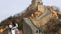 Seorang wanita yang mengenakan masker mengunjungi Tembok Raksasa di Cina. The Great Wll telah dibuka kembali setelah wabah Coronavirus merebak di Cina daratan. Kebun binatang kota Beijing dan bagian dari Tembok Besar Cina telah dibuka kembali untuk pengunjung yang memesan di awal. AP Photo/Andy Wong.