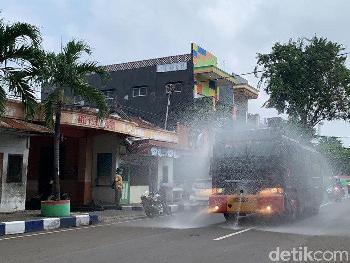 Water canon dan mobil damkar Bojonegoro digunakan untuk menyemprotkan disinfektan di jalan. Itu dilakukan untuk menekan penyebaran virus corona.