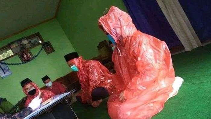 Pengantin pakai jas hujan di Temanggung.