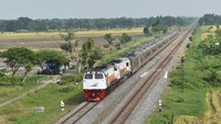 PT KAI juga sudah mengurangi jumlah perjalanan KA hingga 19,4 persen dari 532 KA menjadi 429 KA mulai 2 April. Untuk para penumpang yang terlanjur telah membeli tiket, bisa di refund dengan ketentuan terkait. ANTARA FOTO/Siswowidodo.