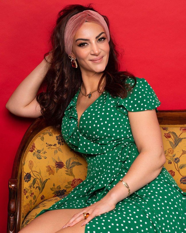 Di Instagram, Sophie pun kerap membagikan hasil karyanya dikatakan merupakan gabungan ketertarikannya pada budaya dan paradigma sosial dengan pop art dan simbolistik yang penuh warna. Foto: Instagram @sophieknowsbetter