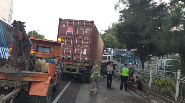 Truk kontainer tabrak halte TransJ di Penjaringan karena sopir mengantuk (dok. TransJ)