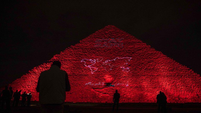 Ungkapan dukungan dan pesan harapan untuk menghalau Corona muncul di Piramida Giza di Mesir. Penasaran?