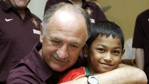 Lihat Lagi Martunis Cilik di Samping Scolari Sampai Sepp Blatter