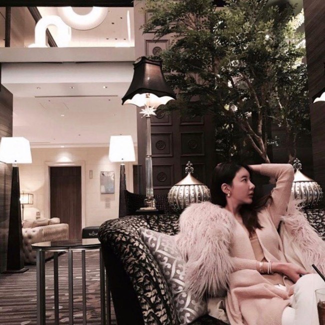 Di hari yang sama, pemerintah Korea pun telah menetapkan untuk memberi 1 juta won (Rp 13 jutaan) per keluarga beranggotakan empat orang kepada 70% warga Korea, termasuk mereka yang berpenghasilan rendah dan kalangan menengah. Hal ini dilakukan untuk menanggulangi dampak virus Corona. Foto: Instagram @roseinlove5