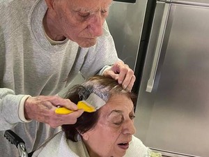 Viral, Aksi Romantis Kakek Cat Rambut Istri saat Karantina di Rumah