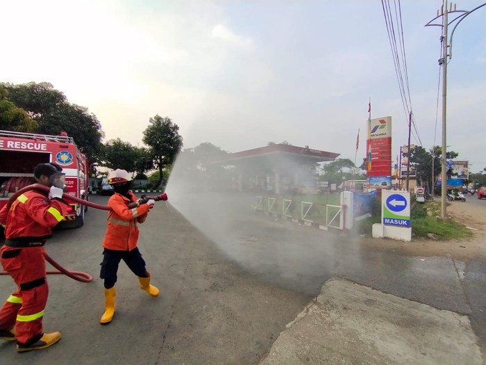 Penyemprotan disinfektan di SPBU
