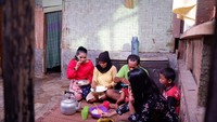 Soraya baru-baru ini diterpa kabar miring soal video mesum yang melibatkan wanita mirip dengannya. Meski marah, Soraya tetap santai menanggapinya. Ia tetap sibuk syuting sambil kulineran. Foto: instagram @sorayarasyid