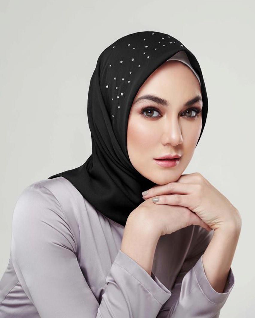 Bikin Pangling, Luna Maya Jadi Model Hijab Berhias Swarovski