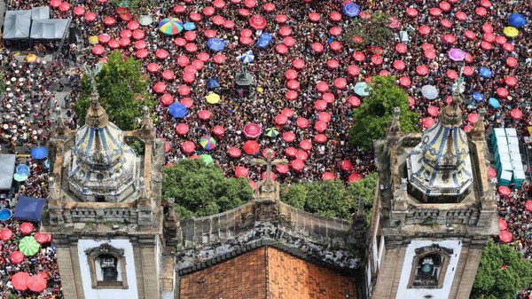 Pada 16 Februari, ribuan orang menghadiri perayaan karnaval awal di pusat Kota Rio de Janeiro, Brasil (Fernando Maia/RioTur HANDOUT / EPA-EFE/Shutterstock/CNN) Pada 16 Februari, ribuan orang menghadiri perayaan karnaval awal di pusat Kota Rio de Janeiro, Brasil (Fernando Maia/RioTur HANDOUT / EPA-EFE/Shutterstock/CNN)