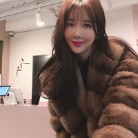 Tentu saja komentar tersebut menjadi perbincangan yang membuat sebagian netizen menghujatnya. Terlebih dana yang dikucurkan pemerintah Korea akan diberikan kepada keluarga yang berpenghasilan rendah dan kena imbas virus Corona. Foto: Instagram @roseinlove5