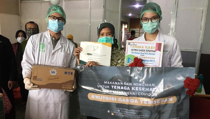 Dukungan untuk Para Garda Terdepan Corona Frisian Flag Indonesia bermitra dengan mahasiswa dalam aksi #NutrisiGardaTerdepan membagikan susu siap minum kepada tenaga medis.