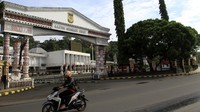 Seorang pengendara melitasi Kantor Gubernur Provinsi Papua, Jayapura, Papua, Rabu (1/4/2020).