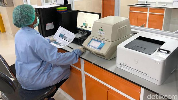 Salah satu tahapan pemeriksaan sampel virus corona COVID-19.
