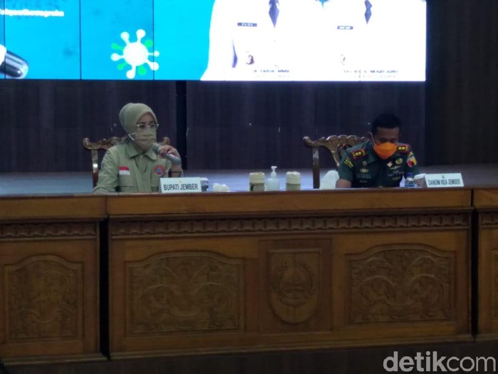 Jember jadi salah satu kabupaten di Jatim yang masuk zona merah virus corona. Bupati Jember dr Faida mengaku berusaha menaati aturan yang sudah ditetapkan.