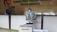 PT ABM Investama Tbk menggandeng lembaga nirlaba PKPU Human Initiative untuk mendistribusikan APD berupa setelan lengkap pakaian hazmat, sarung tangan medis, masker, dan hand sanitizer serta multivitamin ke sejumlah rumah sakit rujukan COVID-19 di Jakarta dan Aceh sebagai dukungan kepada tenaga medis yang menjadi ujung tombak melawan penyebaran pandemi COVID-19. Foto: dok. ABM Investama