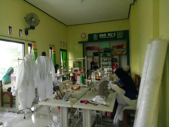Melihat kebutuhan Alat Pelindung Diri (APD) untuk tenaga medis semakin tinggi, puluhan siswa SMK di Lamongan berinisiatif memproduksi baju hazmat. Baju ini akan digunakan paramedis di RSU dr Soetomo Surabaya.