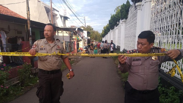 Seorang pria pemilik warung di Harjamukti, Depok dibacok orang tak dikenal
