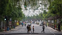 Sebelumnya, dua ruas jalan ini telah diterapkan sebagai kawasan physical distancing dan social distancing. Hal ini untuk mengantisipasi penyebaran virus Corona atau Covid-19.