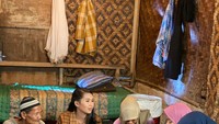 Wanita pemilik rambut panjang ini memang kerap pamer momen kulineran. Ia beberapa kali mengunggah foto saat makan-makan. Tak jarang juga ia terlihat asyik makan bersama orang kurang mampu. Foto: instagram @sorayarasyid