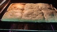 Seorang netizen @ta_pf_ memutuskan untuk belajar membuat roti di rumah dengan peralatan seadanya. Hasilnya roti-roti itu malah menyatu dan tidak matang. Foto: Istimewa