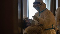 Tim medis memeriksa memeriksa warga di lokasi karantina di Wuhan, Provinsi Hubei, China. Saat ini China berada di urutan keempat kasus corona terbanyak. Total jumlah kasus virus Corona di China daratan saat ini mencapai 81.518 kasus. Sejauh ini 3.305 orang meninggal dunia akibat virus Corona di wilayah China daratan. AP Photo/Ng Han Guan.
