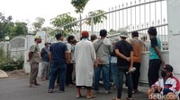 Salah seorang tukang becak bernama Azwar Anas kepada wartawan, Rabu (1/4/2020) mengatakan, dirinya sudah tidak mendapatkan penumpang selama satu bulan. Dia berharap mendapatkan bantuan pemerintah.