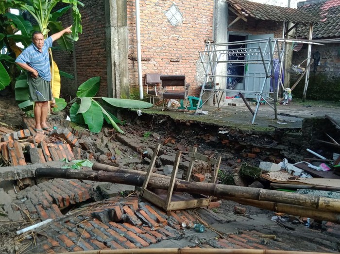 Banjir akibat luapan Sungai Kaligawe, Klaten, Selasa (1/4/2020) malam.