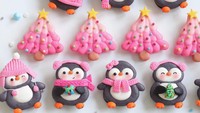 Karakter penguin satu ini pun dibuat sangat menggemaskan. Dipakaikan pernak-pernik Natal yang bikin macaron ini tambah menggemaskan. Ada juga pohon Natal berwarna pink lho! Foto: Instagram @sugardevotion