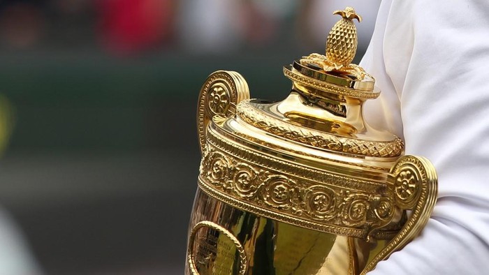 Spanish player Rafael Nadal holds the trophy after beating Czech player Tomas Berdych during the mens singles grand final of the Wimbledon Tennis Championships at the All England Tennis Club, in southwest London on July 4,  2010.   AFP PHOTO / GLYN KIRK (Photo by GLYN KIRK / AFP)