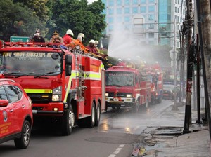 Pakai Mobil Damkar, Walkot Jaksel Semprot Disinfektan di Jl Ps Minggu-Pancoran