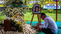 Kerabat berdoa di pusara makam Bob Hasan seusai prosesi pemakaman di Taman Makam Pahlawan Gatot Soebroto.
