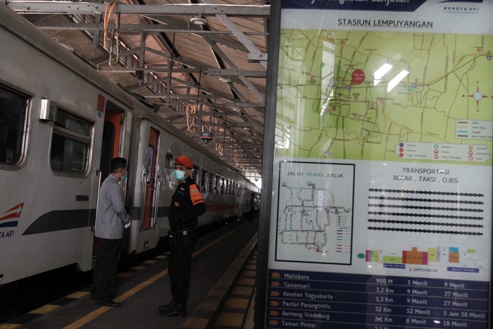 PEMBATALAN PERJALANAN KERETA API Petugas khusus kereta api berdiri di dekat rangkaian kereta jarak jauh, di Stasiun Lempuyangan, DI Yogyakakarta, Rabu (1/4/2020). PT KAI Daerah Operasi 6 Yogyakarta membatalkan 122 perjalanan kereta jarak jauh dan kereta bandara selama bulan April sebagai upaya mendukung langkah Pemerintah mengatasi penyebaran wabah virus Corona (COVID-19). ANTARA FOTO/Hendra Nurdiyansyah.